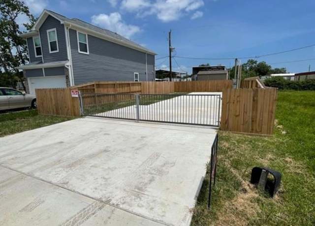 Property at 135 Dolphin Harbor Hbr N, Baytown, TX 77523
