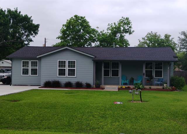 Property at 702 Jefferson St, West Columbia, TX 77486, 3 beds, 2 baths