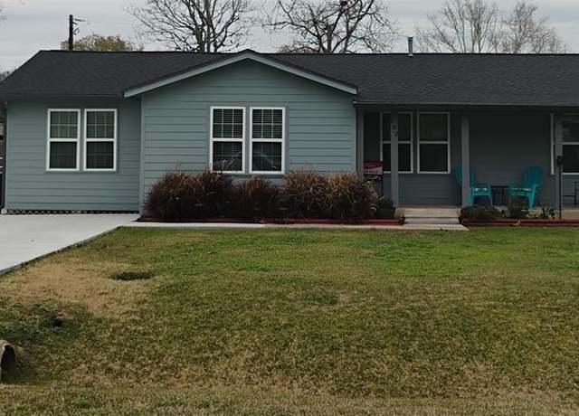 Property at 702 Jefferson St, West Columbia, TX 77486, 3 beds, 2 baths