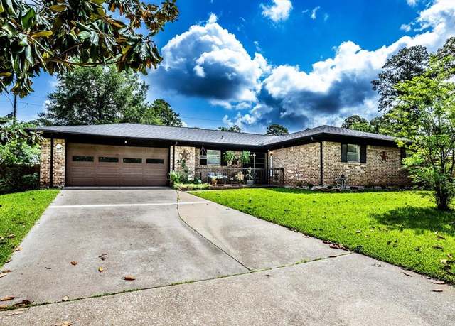 Property at 229 Willowbend St, Huntsville, TX 77320, 4 beds, 2.5 baths