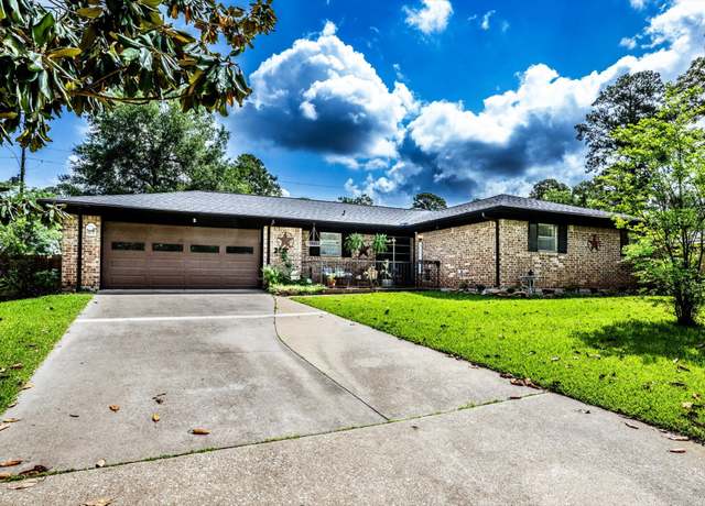 Property at 229 Willowbend St, Huntsville, TX 77320, 4 beds, 2.5 baths