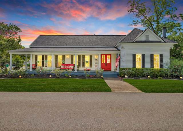 Property at 415 Houston St, Montgomery, TX 77316, 3 beds, 2 baths