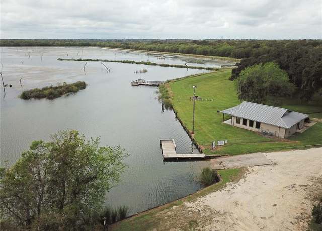Property at 419 Rodeo Trl, Angleton, TX 77515