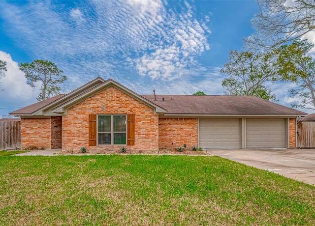 Property at 4 Pine View Dr, Angleton, TX 77515, 4 beds, 2.5 baths