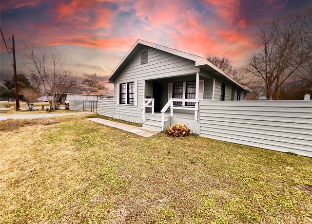 Property at 925 Cedar Dr, La Marque, TX 77568, 4 beds, 3 baths