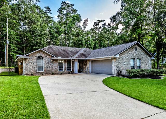 Property at 1977 Greentree Dr, Huntsville, TX 77340, 3 beds, 2 baths