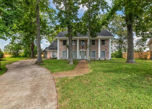 Property at 251 Saint Cloud Dr, Friendswood, TX 77546, 5 beds, 3.5 baths