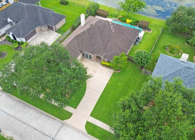 Property at 2006 Edgewater Dr, Friendswood, TX 77546, 4 beds, 3.5 baths