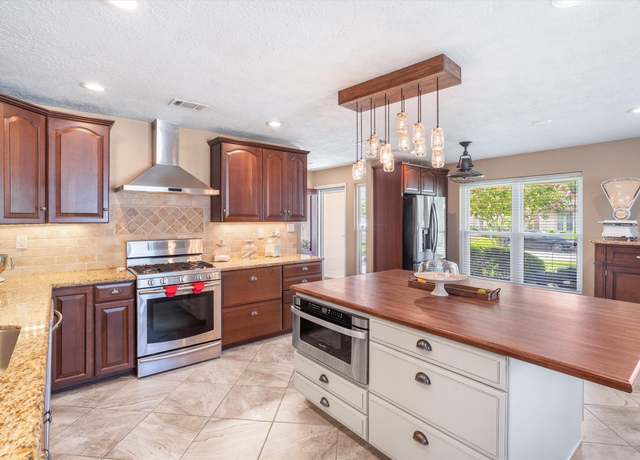 Property at 10935 Rosewood Ct, La Porte, TX 77571, 3 beds, 2 baths