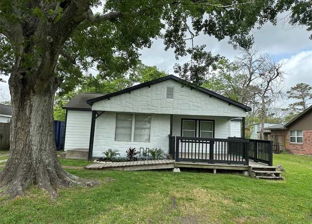 Property at 607 E Miller St, Angleton, TX 77515, 4 beds, 3 baths