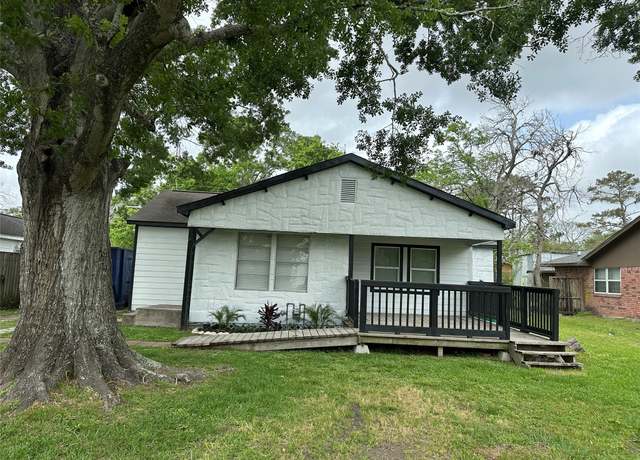 Property at 607 E Miller St, Angleton, TX 77515, 4 beds, 3 baths