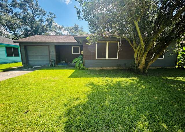 Property at 325 Cypress St, Lake Jackson, TX 77566, 2 beds, 1 bath