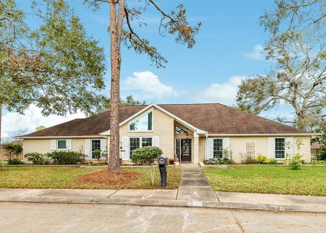 Property at 109 N Cay Ct, Angleton, TX 77515, 4 beds, 2 baths