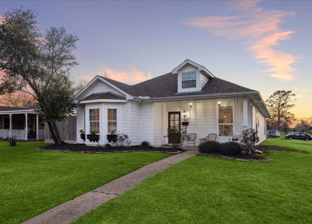 Property at 4113 Ella Blvd, Houston, TX 77018, 3 beds, 2 baths