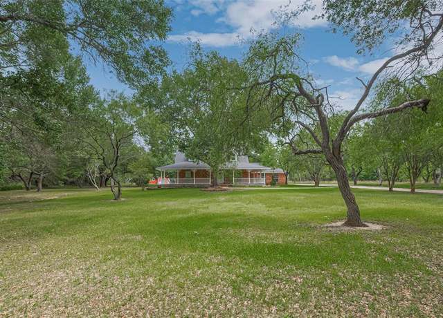 Property at 144 Pin Oak Ln, Hempstead, TX 77445, 3 beds, 2.5 baths