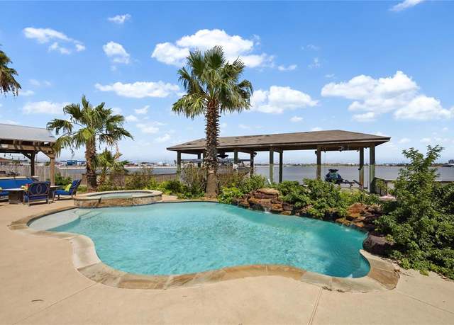 Property at 28 South Shore Dr, Galveston, TX 77551, 4 beds, 2.5 baths