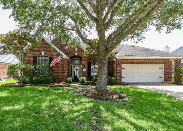 Property at 2842 S Cedar Hollow Dr, Pearland, TX 77584, 4 beds, 2.5 baths