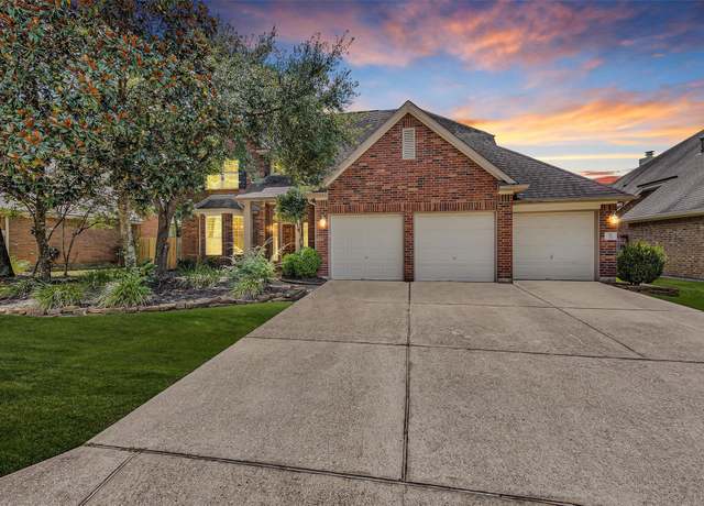 Property at 6 W Whistlers Bend Cir, Conroe, TX 77384, 4 beds, 2.5 baths