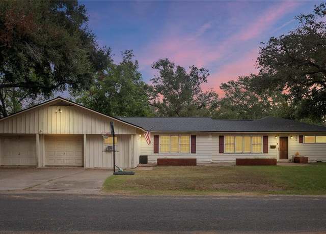 Property at 702 Avenue J, El Campo, TX 77437, 4 beds, 3 baths