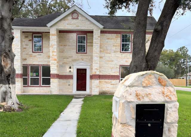 Property at 417 W Blum St, Alvin, TX 77511, 4 beds, 2.5 baths