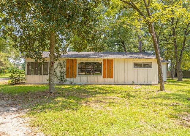 Property at 10015 Pine Point Dr, Montgomery, TX 77316, 2 beds, 1 bath
