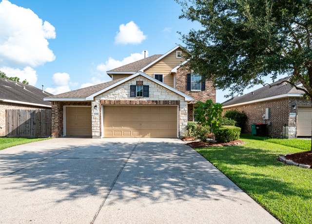 Property at 10019 Lynnwood Dr, Baytown, TX 77521, 4 beds, 2.5 baths