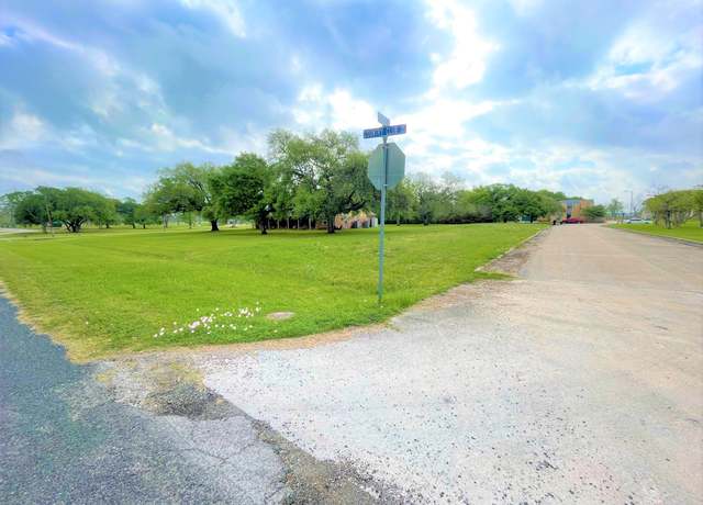 Property at 2825 Golf Crest Dr, Wharton, TX 77488