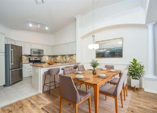 Property at 2100 Welch St Unit C305, Houston, TX 77019, 2 beds, 1.5 baths