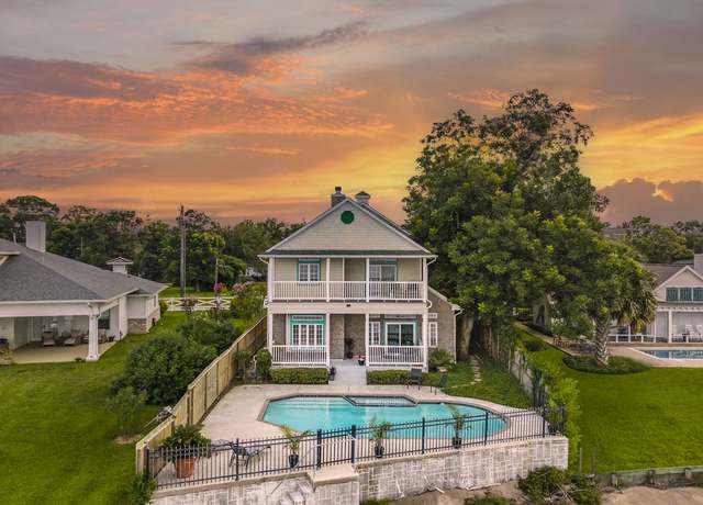Property at 3039 Bayshore Dr, Bacliff, TX 77518, 4 beds, 4.5 baths