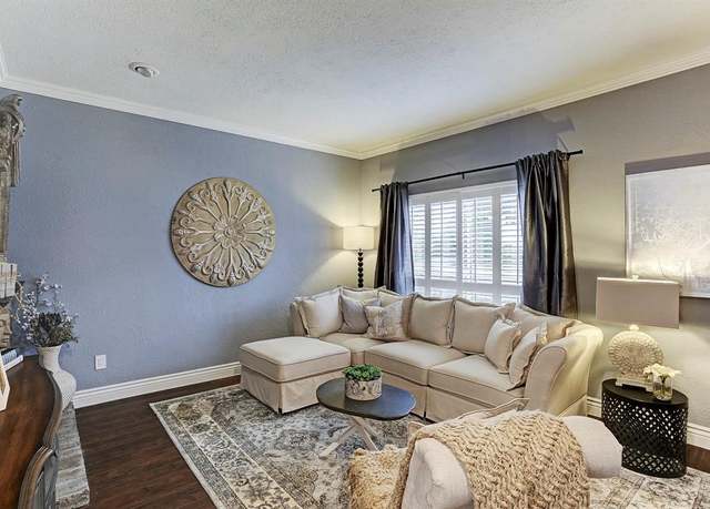 Property at 1023 Fountain View Dr, Houston, TX 77057, 2 beds, 1.5 baths