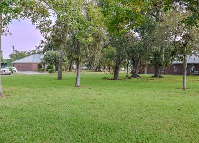 Property at 3 West Way Ct, Lake Jackson, TX 77566