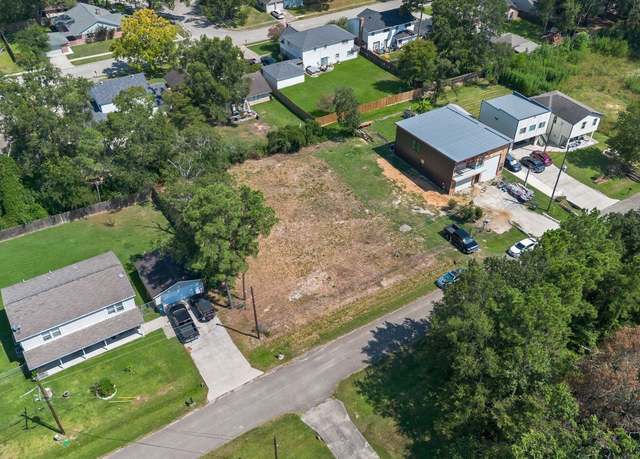Property at 17129 Sprawling Oaks Dr, Conroe, TX 77385