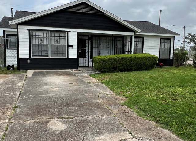 Property at 206 W 44th St, Houston, TX 77018, 3 beds, 2 baths