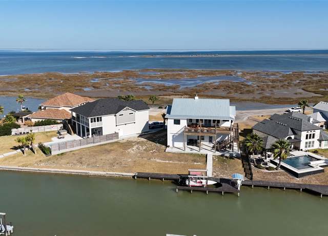Property at 40 Northpointe Dr, Rockport, TX 78382, 4 beds, 3.5 baths