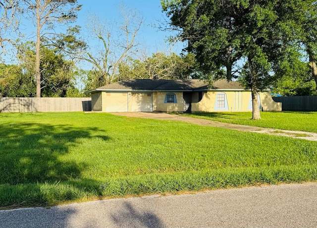 Property at 626 N Parrish St, Angleton, TX 77515, 3 beds, 2 baths