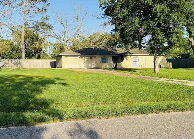 Property at 626 N Parrish St, Angleton, TX 77515, 3 beds, 2 baths