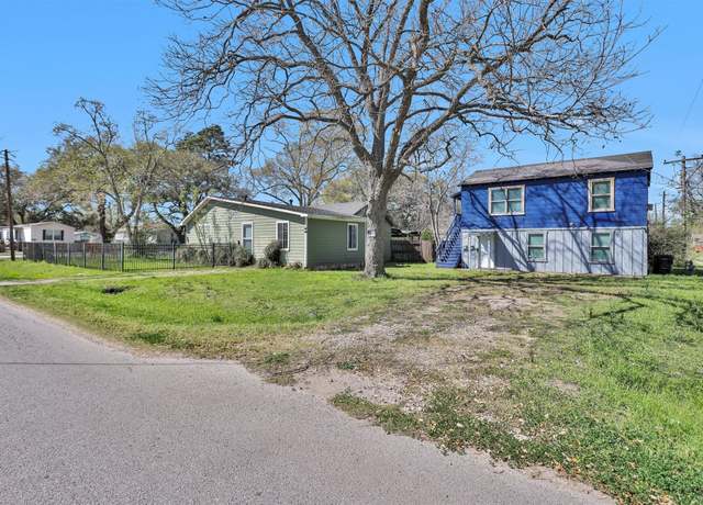 Property at 1747 5th St, Rosenberg, TX 77471, 3 beds, 2 baths