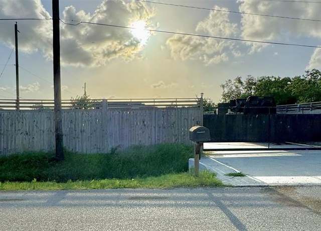 Property at 1006 23rd St, San Leon, TX 77539, 2 beds, 2 baths