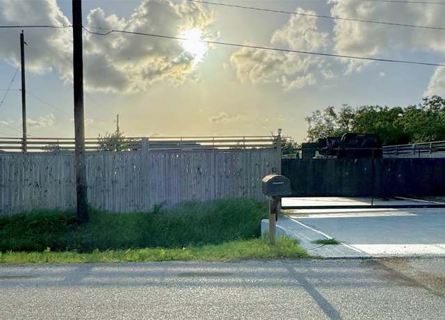 Property at 1006 23rd St, San Leon, TX 77539, 2 beds, 2 baths