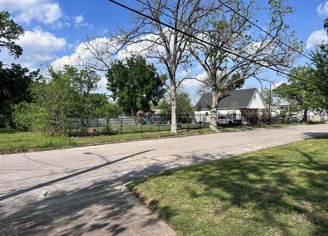 Property at 1424 E 33rd St, Houston, TX 77022, 3 beds, 2 baths