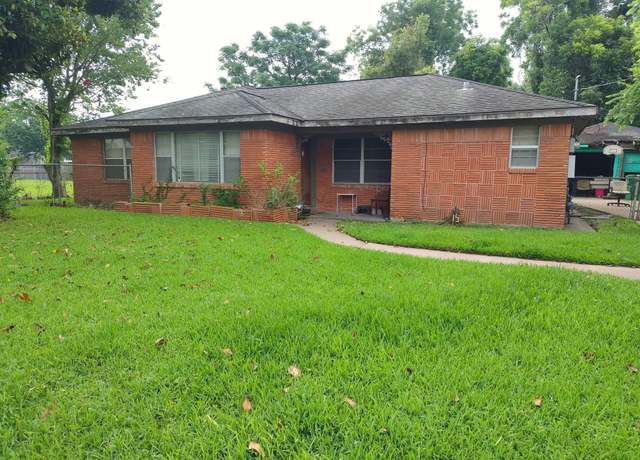 Property at 1424 E 33rd St, Houston, TX 77022, 3 beds, 2 baths