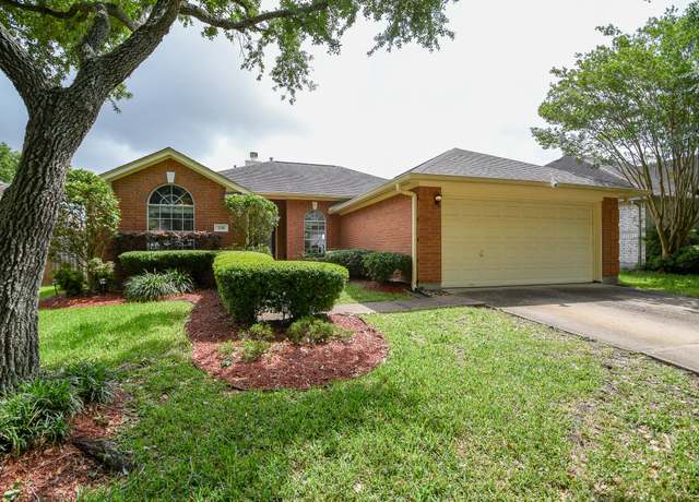 Property at 138 Crescent Bay Dr, League City, TX 77573, 3 beds, 2 baths