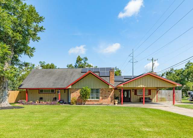 Property at 900 W Mulberry St, Angleton, TX 77515, 4 beds, 2 baths