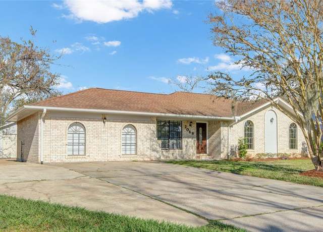 Property at 206 Dogwood St, Lake Jackson, TX 77566, 4 beds, 2 baths