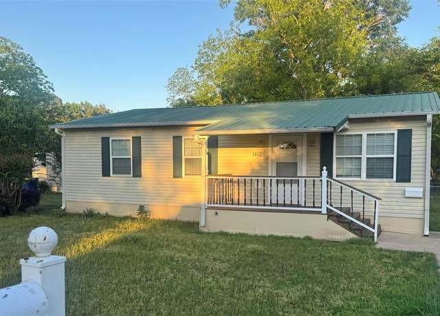 Property at 1412 Park Ln, Kilgore, TX 75662, 3 beds, 2 baths