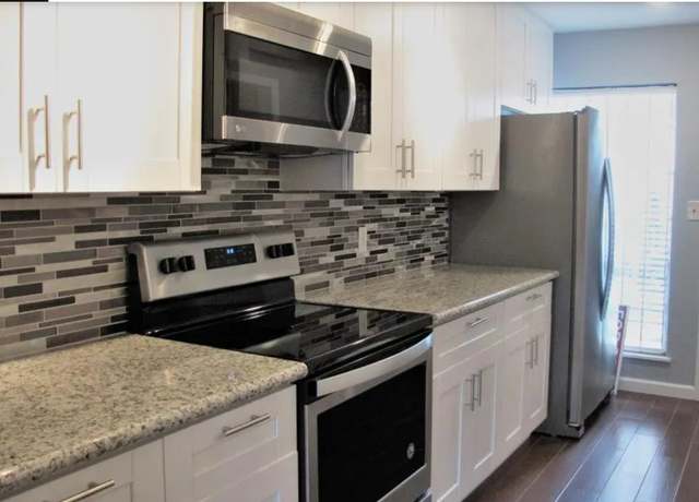 Property at 2101 Fountain View Dr Unit 1A, Houston, TX 77054, 3 beds, 2.5 baths
