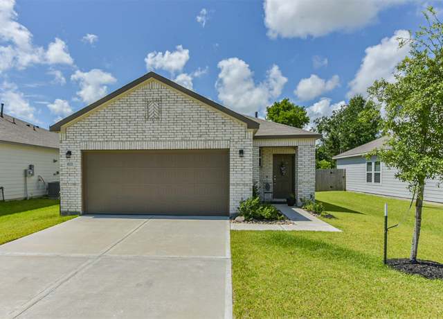 Property at 800 Westpointe Dr, Dayton, TX 77535, 3 beds, 2 baths