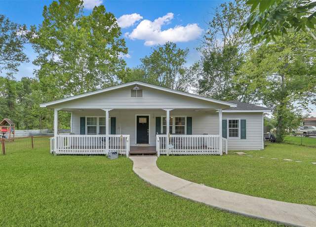 Property at 216 S Magnolia Dr, Conroe, TX 77301, 3 beds, 2 baths