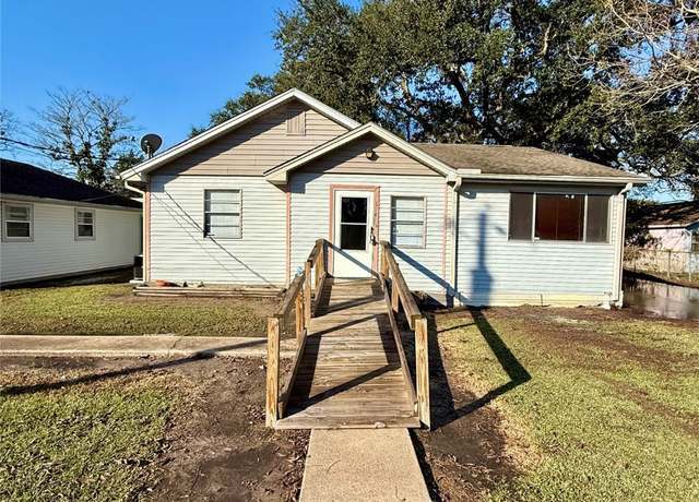 Property at 616 7th St, Winnie, TX 77665, 3 beds, 2 baths