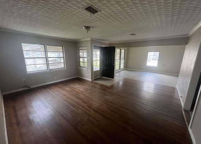 Property at 401 Farrer St, Angleton, TX 77515, 3 beds, 1 bath